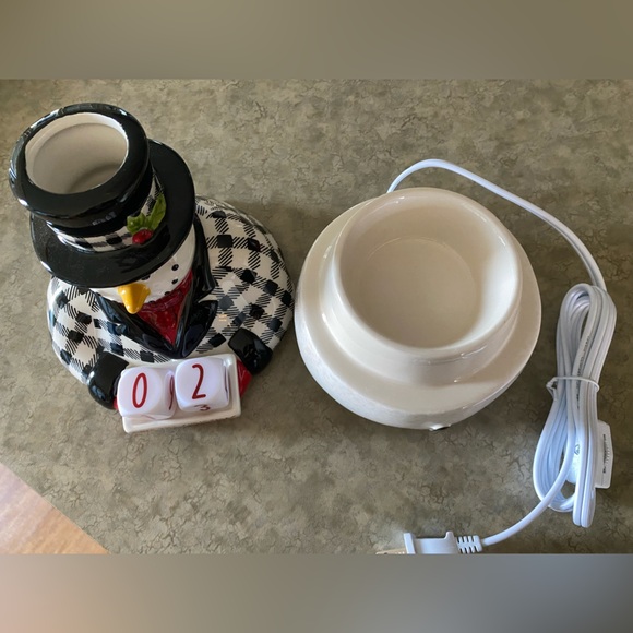 Scentsy Kickoff to Christmas warmer - Picture 2 of 4